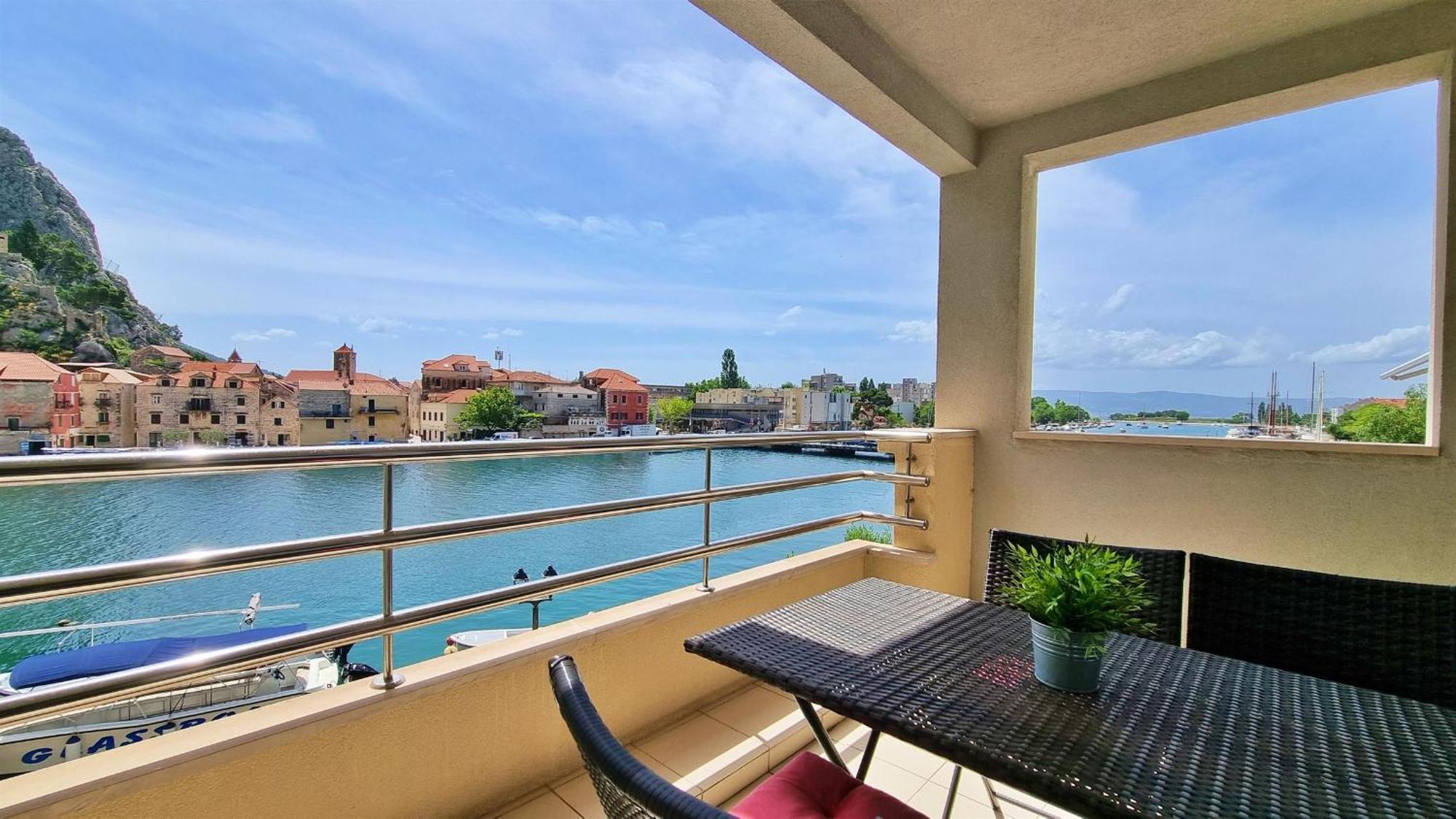 Mitra Zonata Blue Apartment โอมิช ภายนอก รูปภาพ