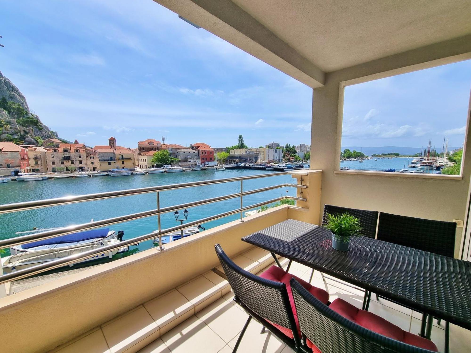 Mitra Zonata Blue Apartment โอมิช ภายนอก รูปภาพ