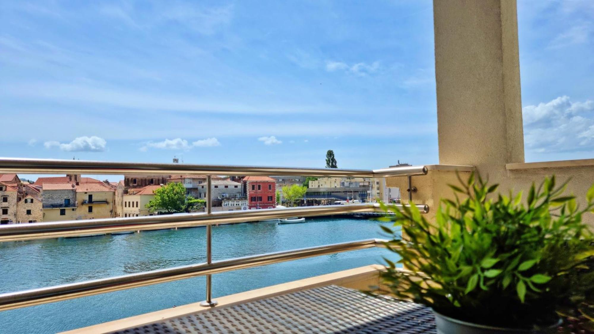 Mitra Zonata Blue Apartment โอมิช ภายนอก รูปภาพ